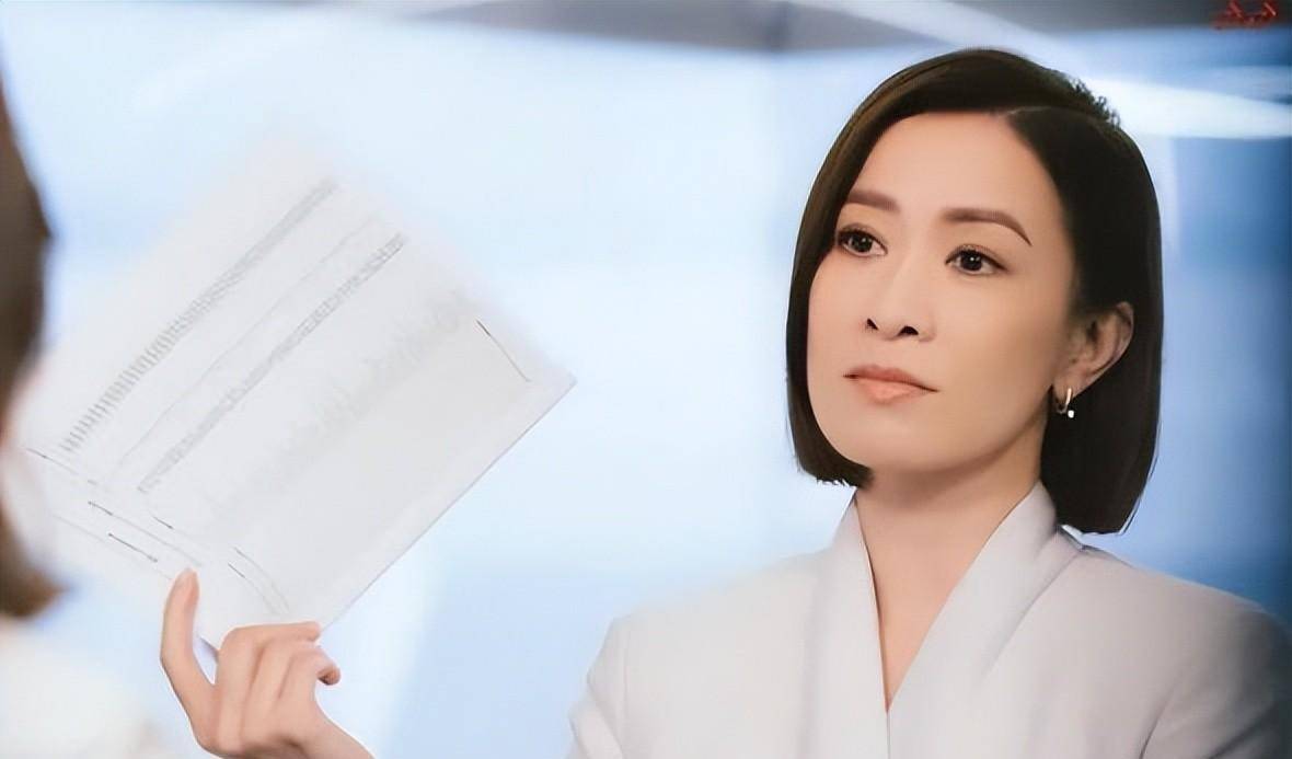 电影《新闻女王》中佘诗曼饰演的儒疯子凭借出色的演技和时尚的外表