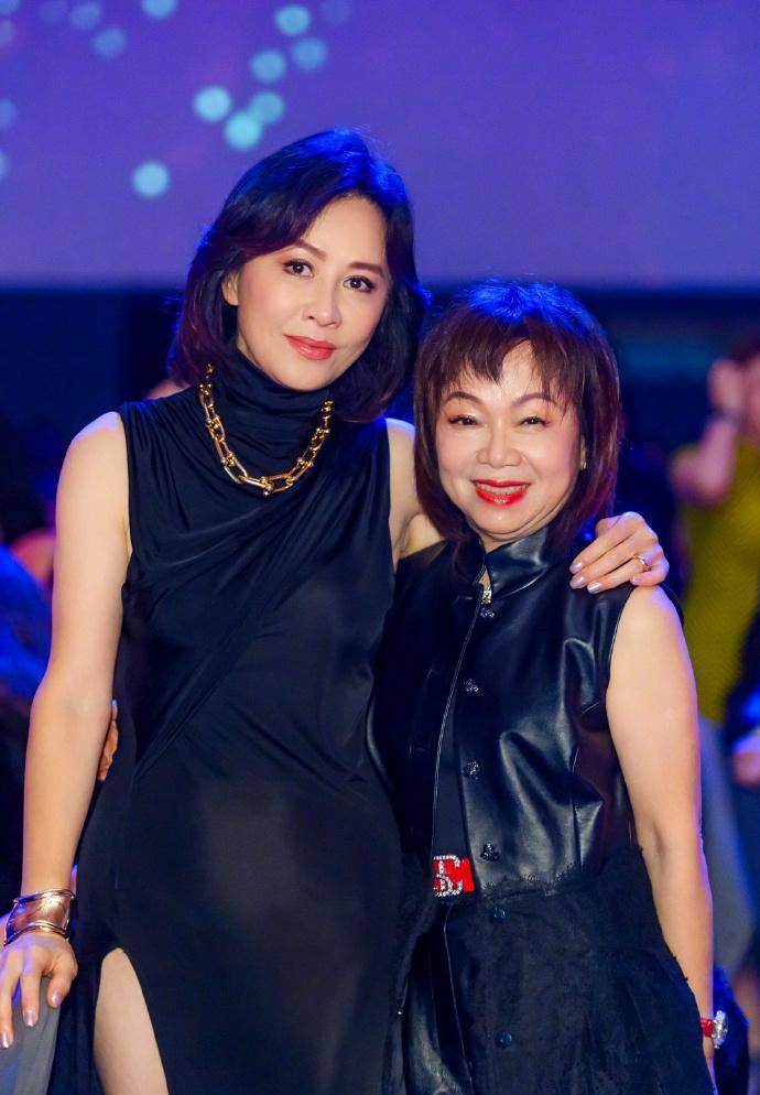 56岁刘嘉玲气场全开,黑色高开叉长裙搭超大金色链子,状态好到爆_活动