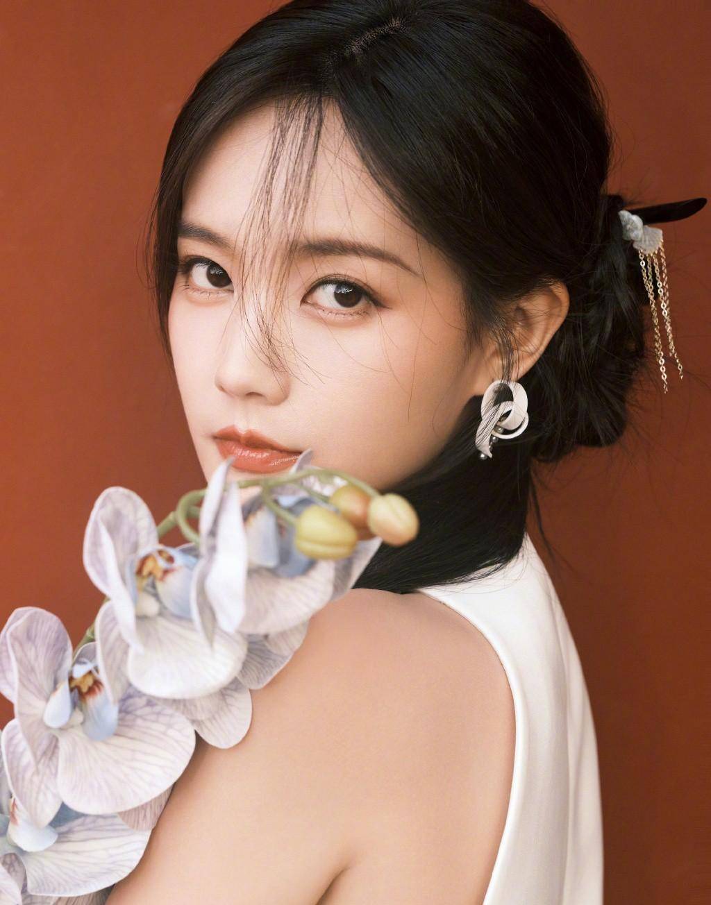 李一桐新中式闺秀妆写真,搭配白色旗袍,清新秀丽,温婉佳人_风格_美女