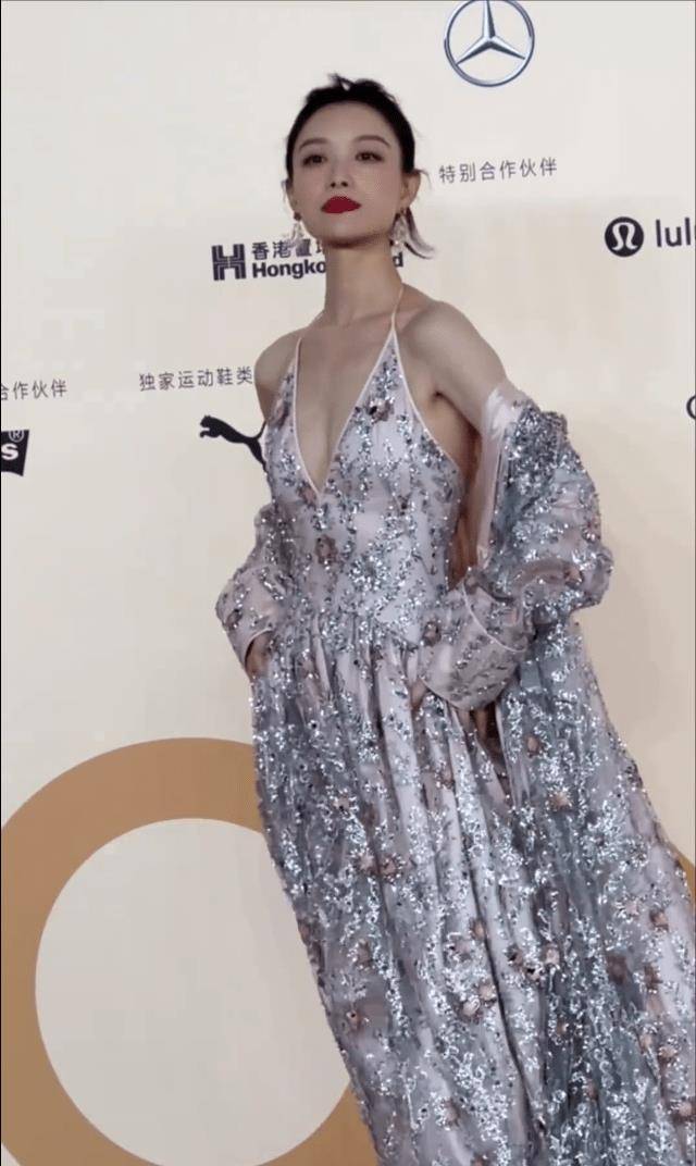 倪妮简直杀疯了!吊带走秀惊艳全场!无惧严寒相当敬业_观众_演艺_角色