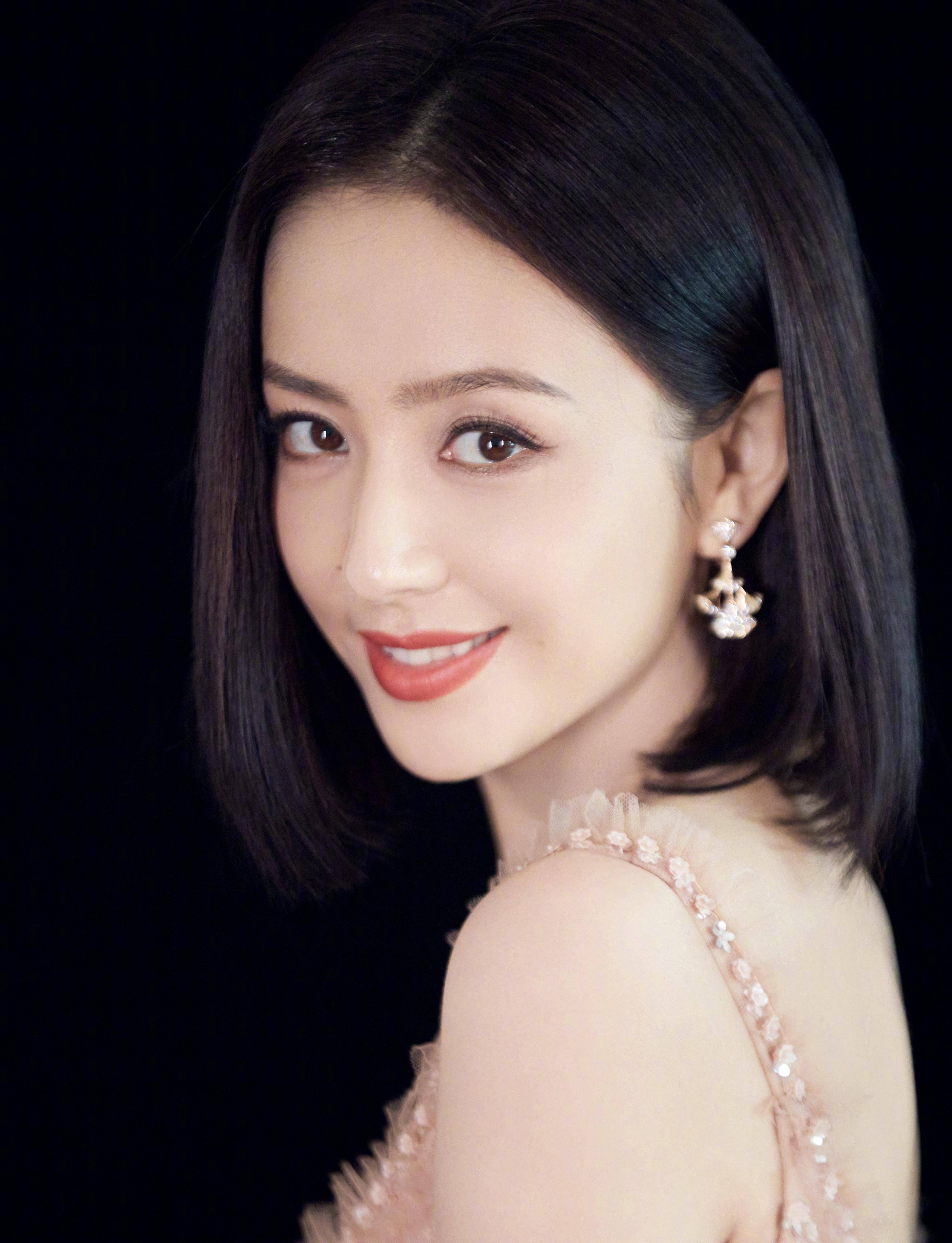 佟丽娅终于"时尚自我",露背针织裙秀出s型身材,短发红唇魅力十足!