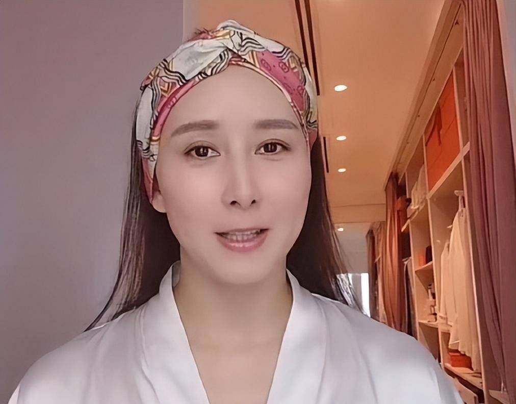 44岁胡静近照曝光,模样大变疑似整容,脸又圆又长被嘲像冬瓜_变化_网友