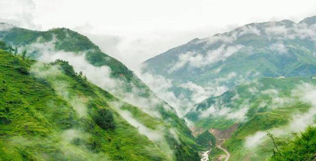 可能很多朋友都是第一次听到这个名字,黑竹沟景区地处于乐山市峨边