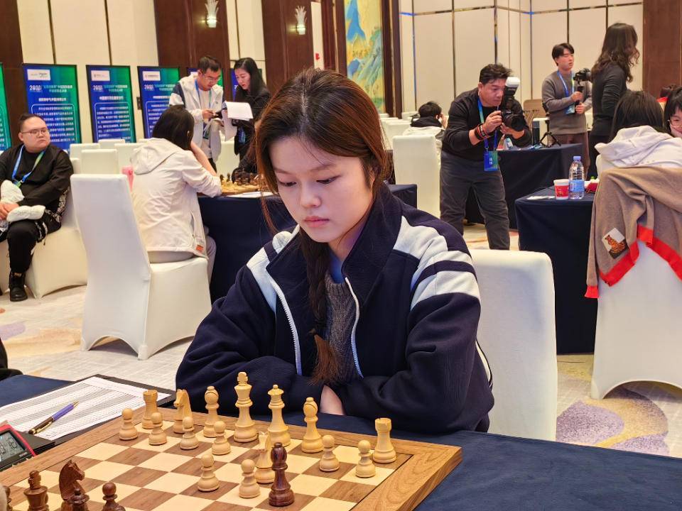 张潇女子方面,山东队张潇在第四台,未能抵挡住女子特级大师翟墨的攻势