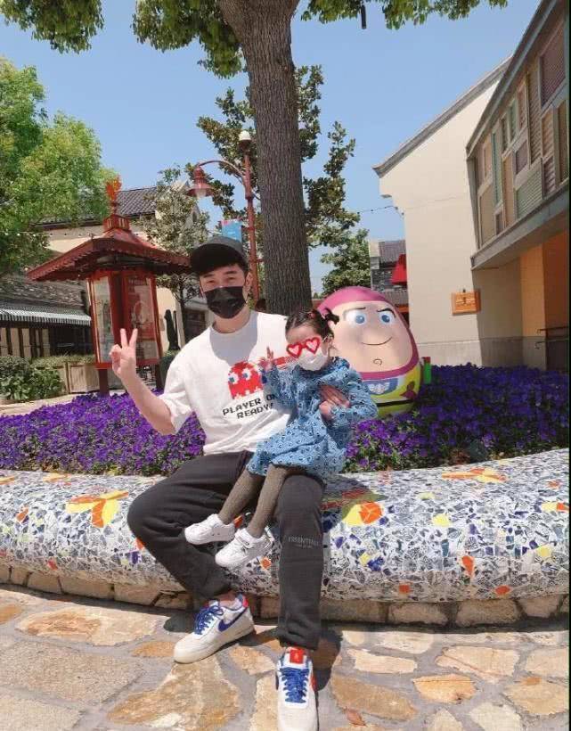 虽然晒出的九宫格照片中并没有张子萱,但是这一次陈赫大方的晒出了