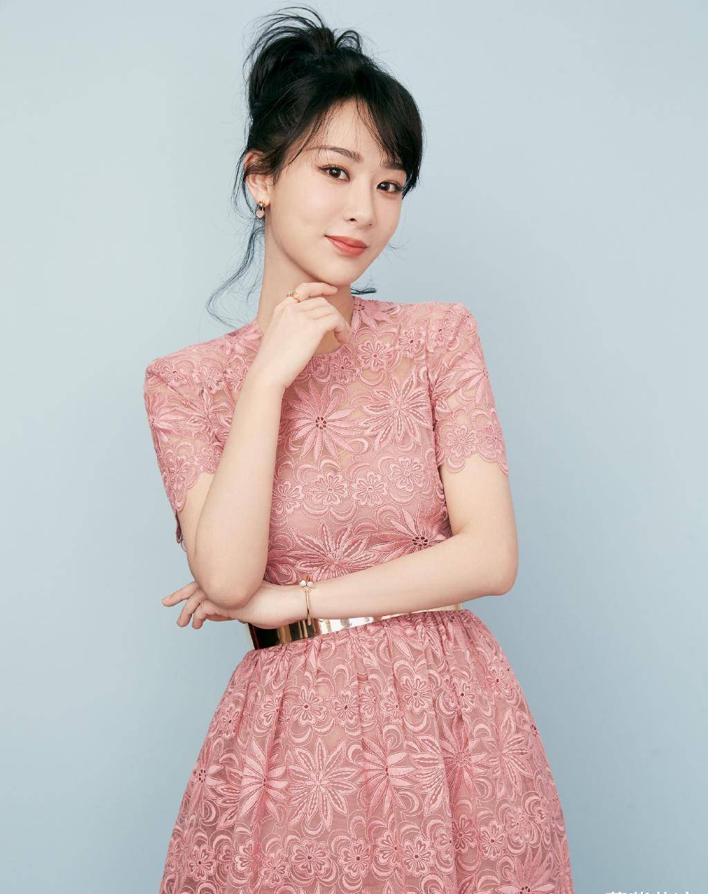 自带"旺夫"体质的杨紫,是娱乐圈"丰收女王",更是时尚界宠儿_粉色_感觉