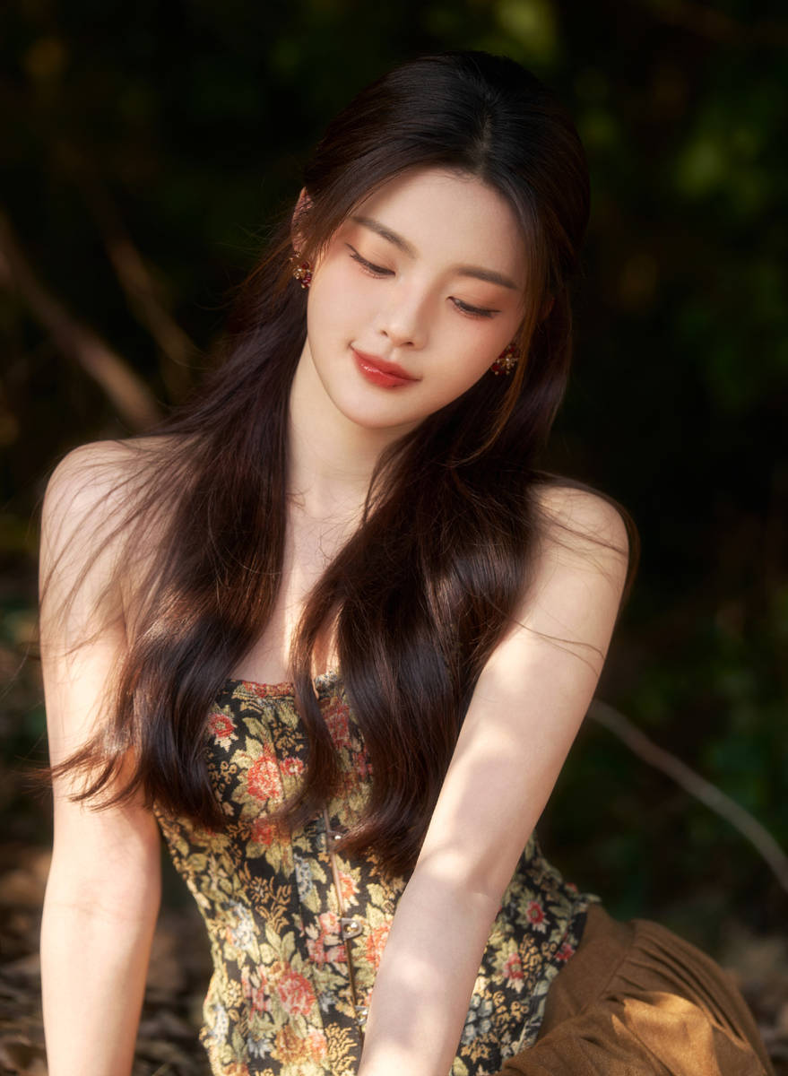 杨超越穿繁花抹胸上衣明媚动人 百褶裙下美腿吸睛_散发出_成为了_造型