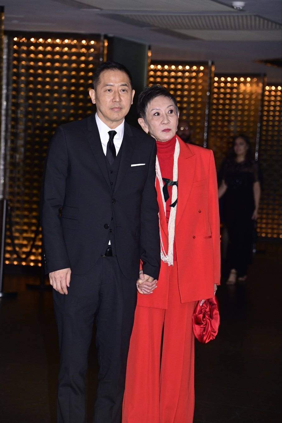 张国荣挚爱唐鹤德牵手施南生入场,现场星光熠熠非常热闹.