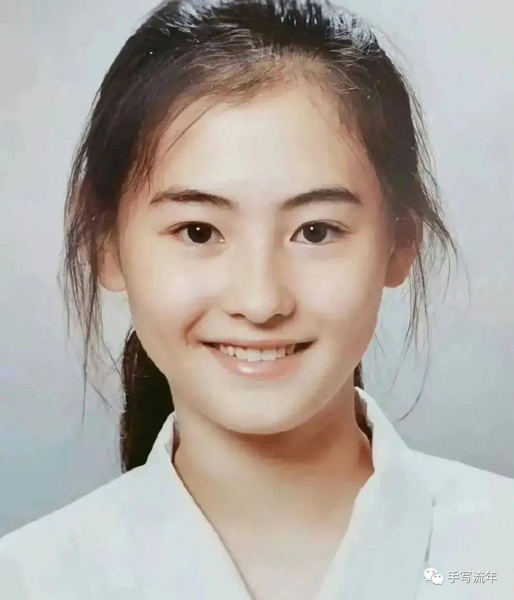 张柏芝素颜坐飞机,体态轻盈不像怀孕!