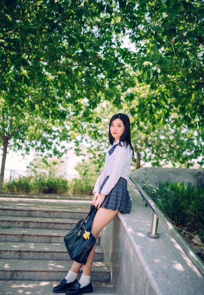 衬衫不仅能作为工作通勤打扮,搭配格子裙青春又有活力_女生_校服_穿着
