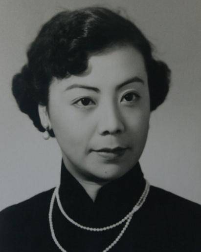 李玉茹是一个话剧演员,年轻的时候也是一个美人,她和曹禺有着共同的