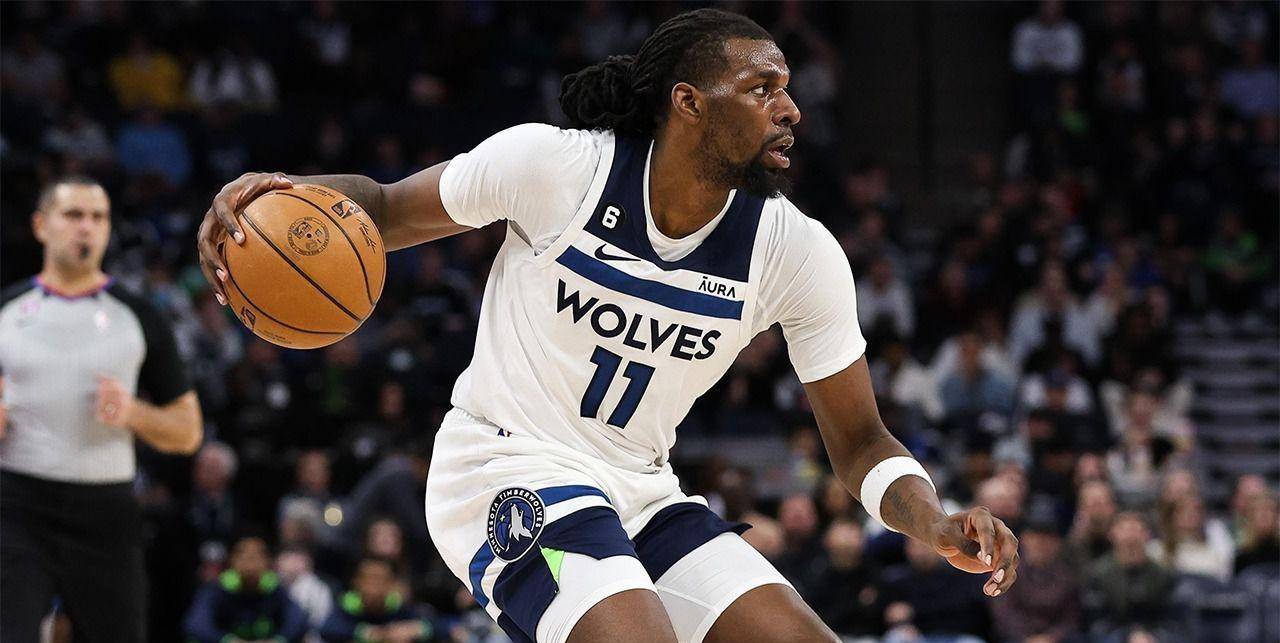 戈贝尔唐斯: 中锋,年龄28岁,身高213.