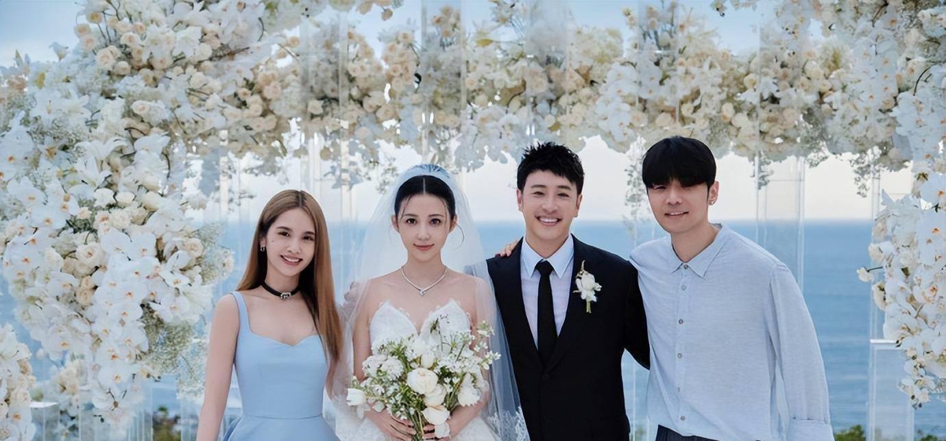 杨丞琳晒潘玮柏婚礼现场照送祝福,网友齐呼:期待你也穿上婚纱_李荣浩