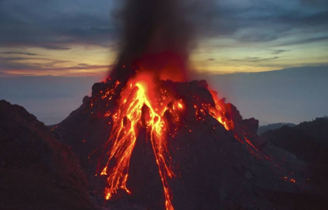 印尼马拉皮火山喷发,灰柱高达3000米