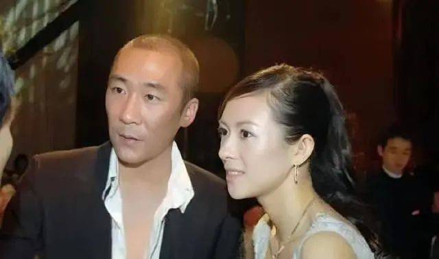 其实仔细看,两人的眉眼和脸型鼻子十分相似,绝对是亲兄妹.