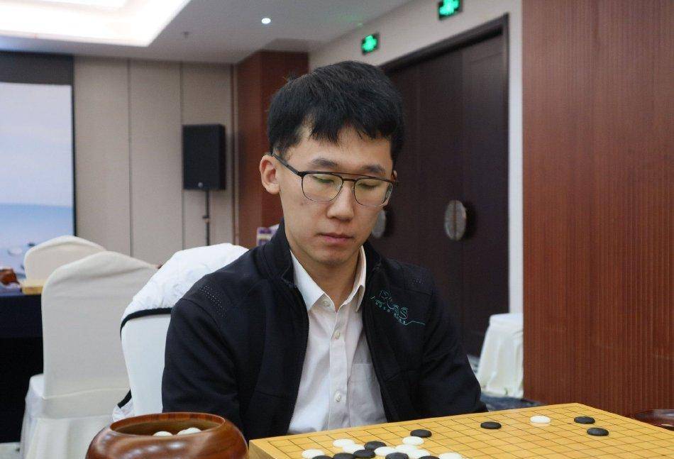 丁浩在围棋王赛上延续出色状态,七位往届冠军被淘汰_九段_比赛_唐嘉雯