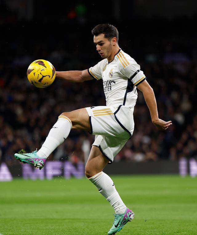 罗德里戈状态爆棚,皇马回到榜首,领先巴萨7分,哈维有