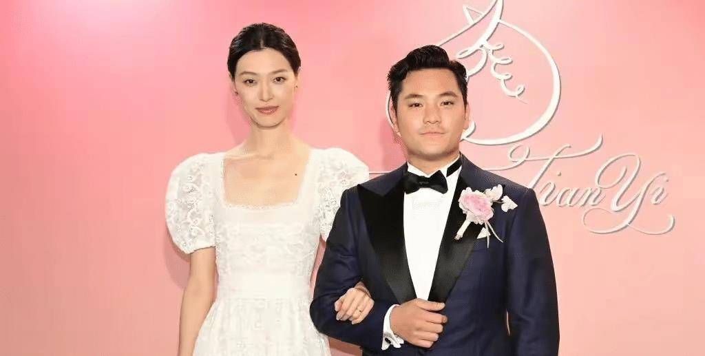 张艾嘉儿子迎娶超模,婚礼堪比颁奖礼,窦靖童何超琼唐鹤德都来了