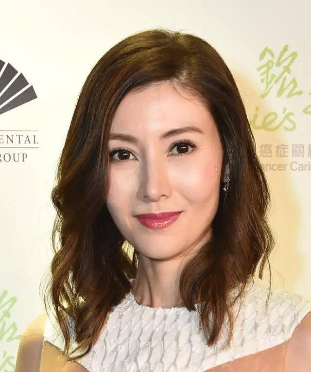 49岁李嘉欣气质真好,穿黑白连衣裙高贵优雅,豪门气质太真实_设计的