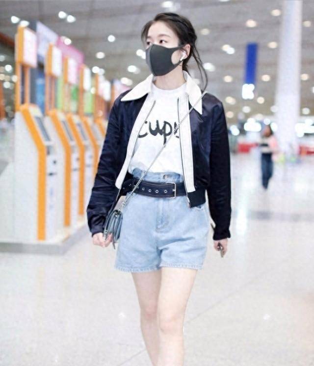 "干"牛仔裤搭配迷你上衣,张雪迎彻底回归日常生活了!