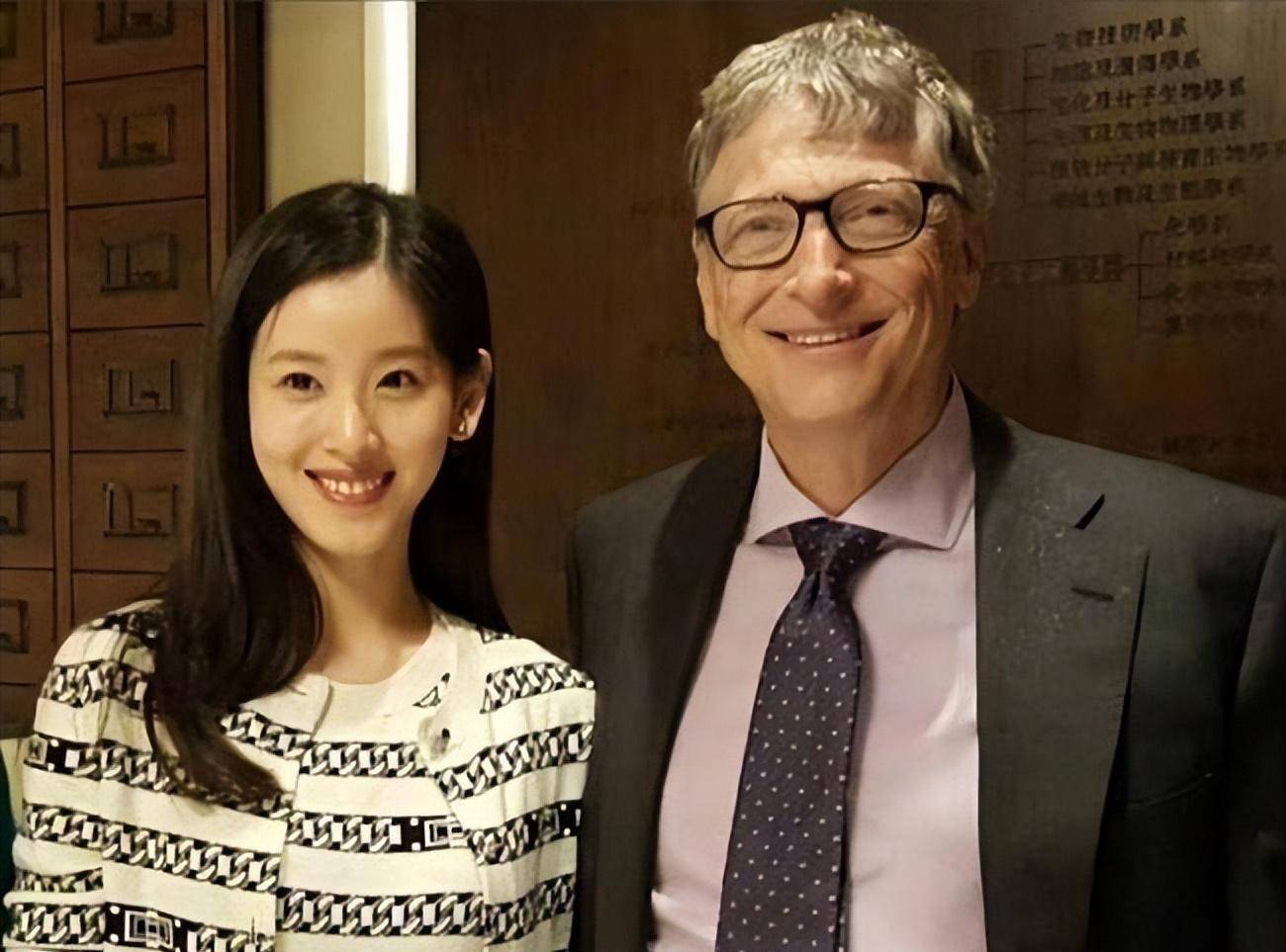 奶茶妹妹章泽天,两次拒绝张艺谋,嫁给大21岁老公后照样奋发图强