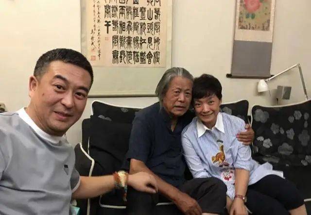 张嘉译跟好友合影驼背更严重了,王海燕头发稀疏断崖式衰老,但都不装老