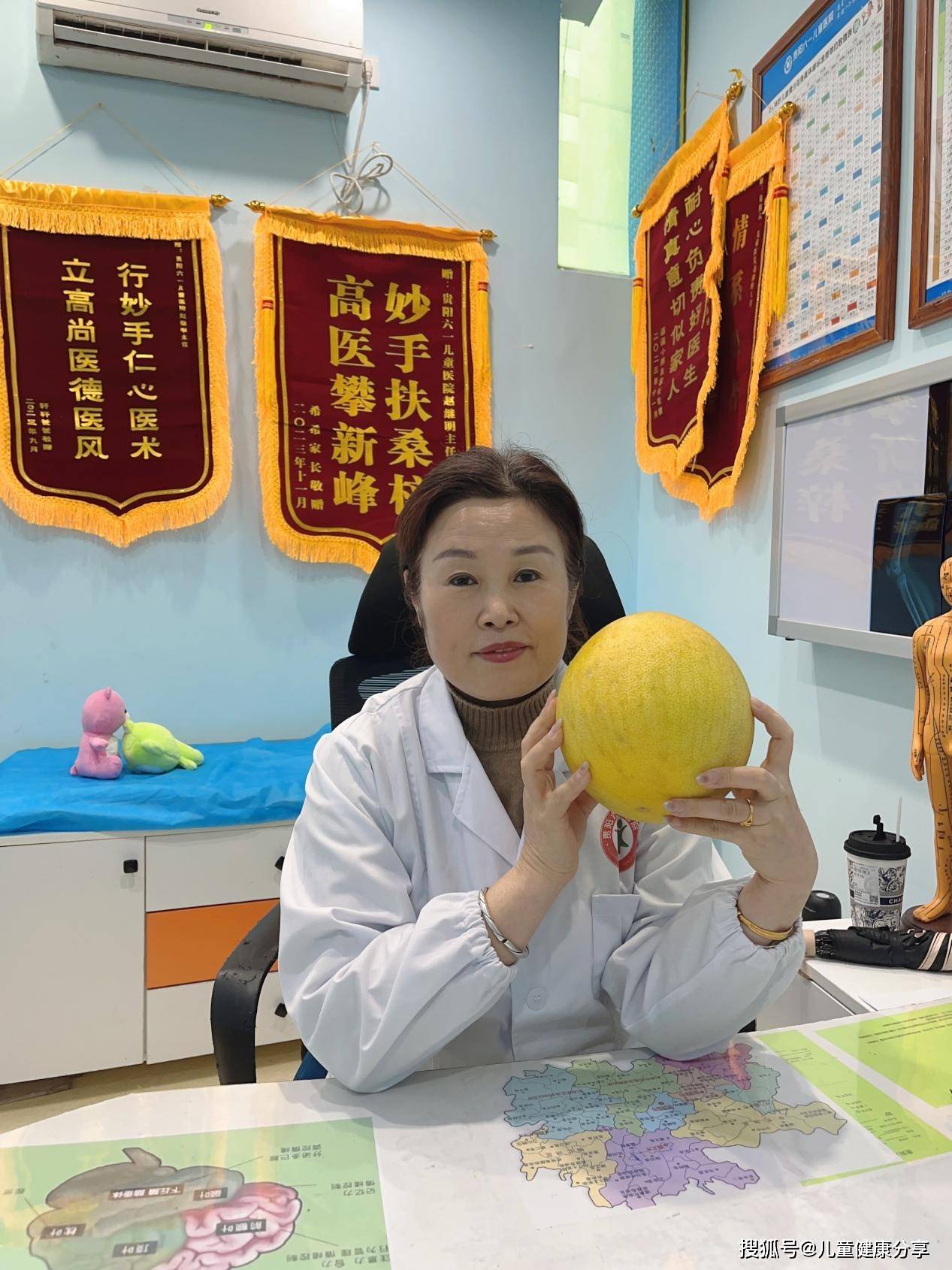 老师也反应孩子怪动作多还经常课堂上清嗓子上课跑来跑去揪同学