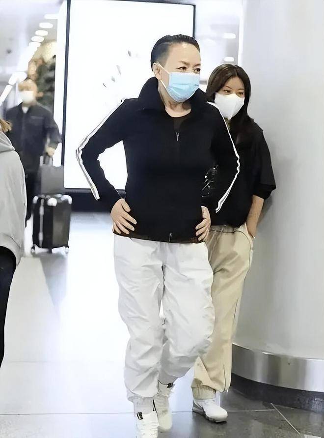 62岁宋丹丹罕见亮相,白发显得疏落,唇色苍白成焦点_生活_网友_照片