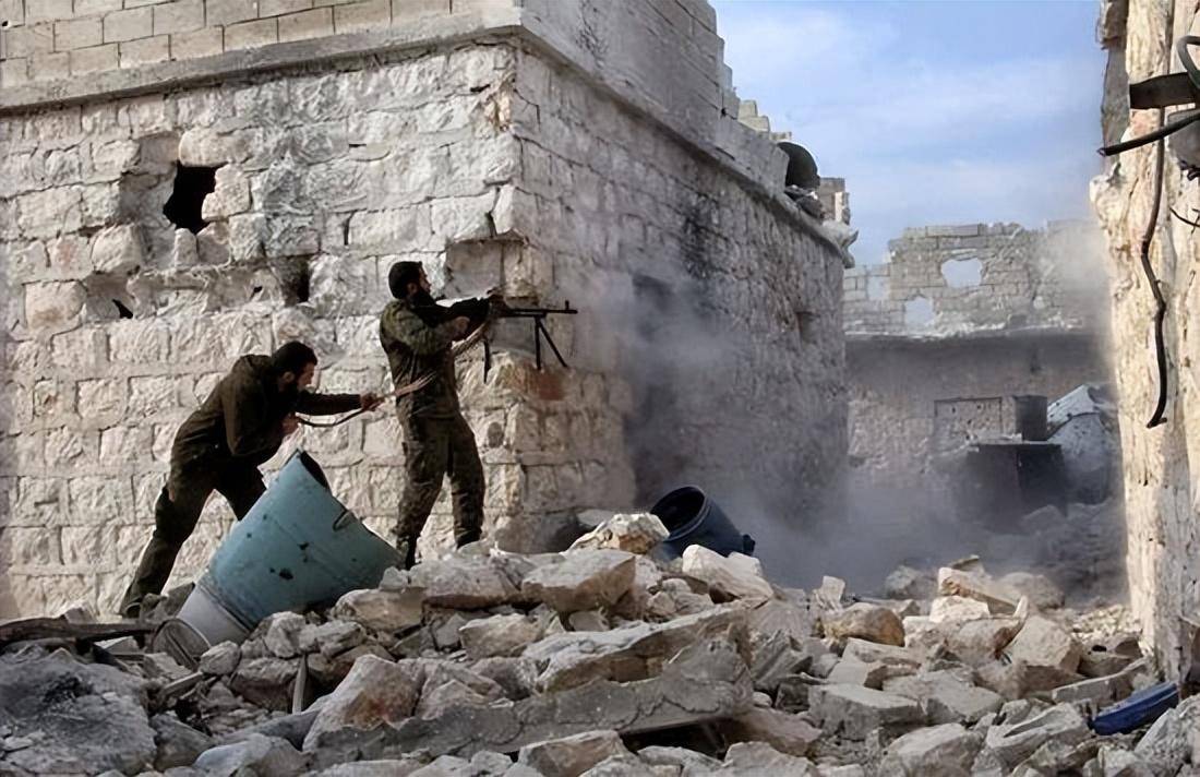 在伊拉克无家可归,在叙利亚被打穿肚子,他来到中国_王立轩_汉语_一家