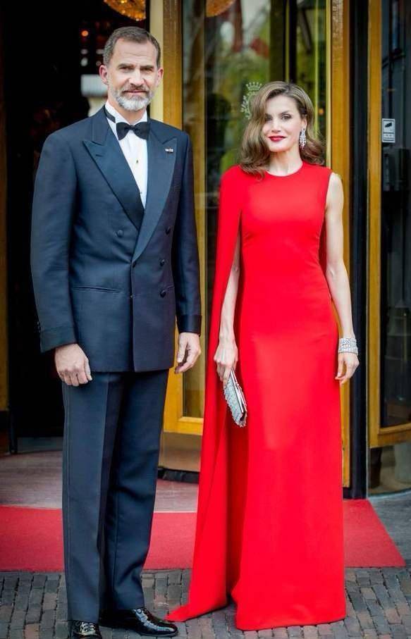 不得不说,莱蒂齐亚王后的经典造型之一就是2017年出席荷兰国王威廉