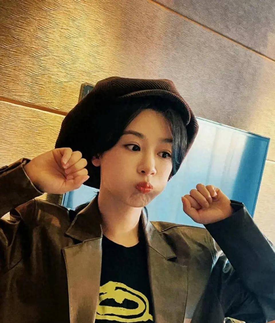 杨紫戴的这顶帽子带来了不一样的时尚感
