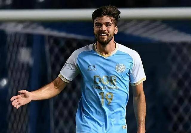 身高1米92,体重83公斤的巴西前锋泽卡今年初加盟浦项钢铁侠,并以17粒