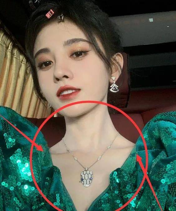 瘦到凸肋骨,牙齿变反光,全身涂粉底,这些畸形审美好看吗_身材_杨幂