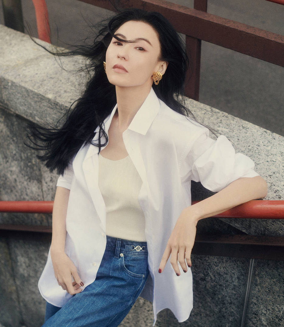 张柏芝的白衬衫造型最为经典,她身着白衬衫和白色背心,下搭牛仔裤
