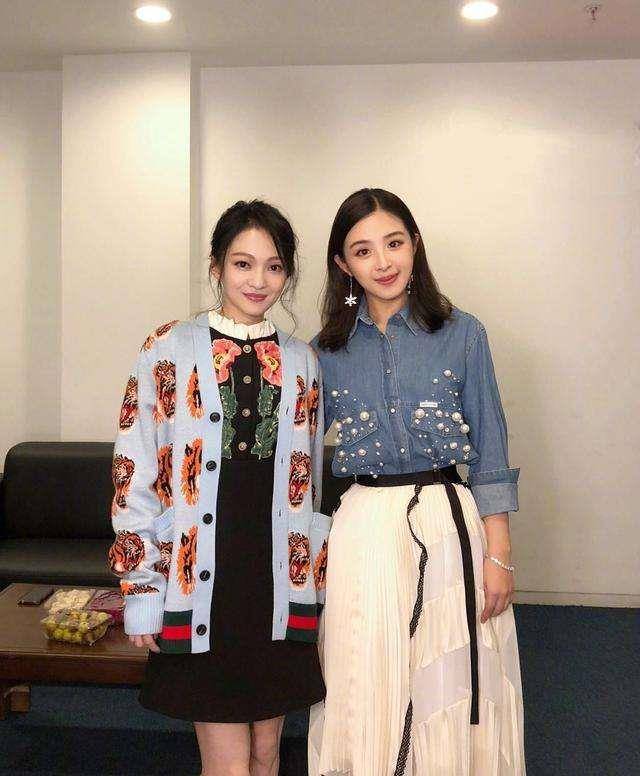 如此综合对比,实际下来,张含韵的真实身高也就158--160cm那样.