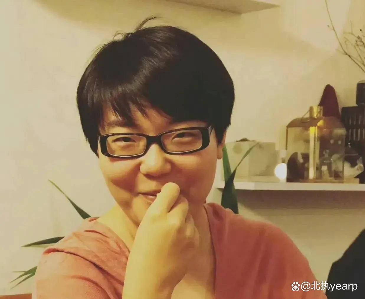 朱丹因为错误地相信了朋友的话,在一张白纸上签下了自己的名字,结果被