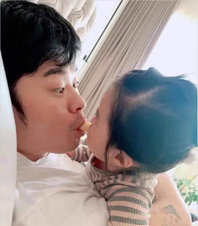 陈赫首晒二胎女儿视频,父女俩深情凝视太有爱,二胎发量让人惊喜_孩子