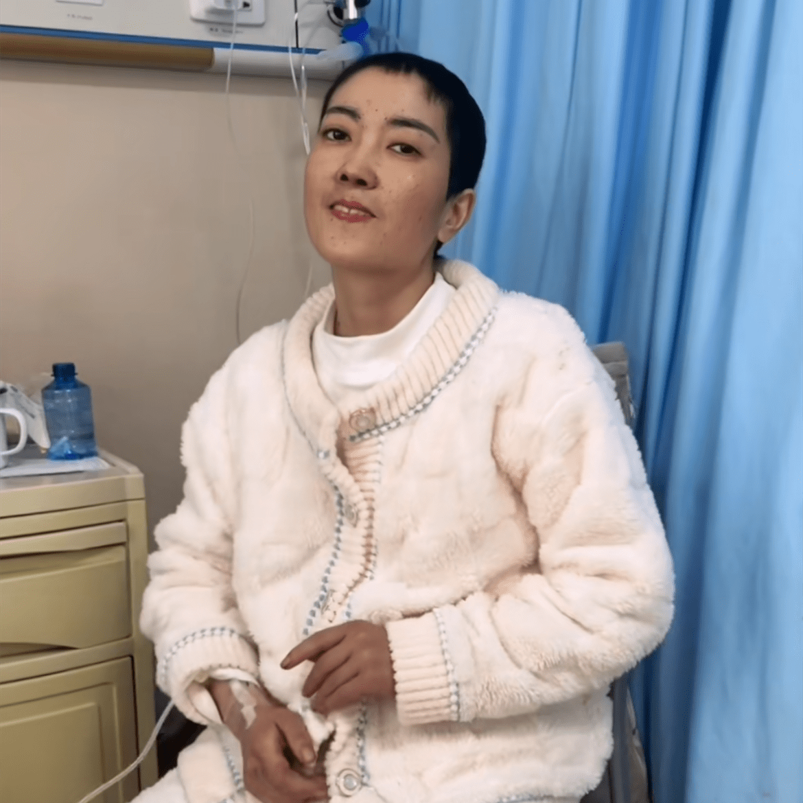 34岁网红李小妞葬礼!3岁儿子手捧遗照太无助,曝其自愿放弃生命