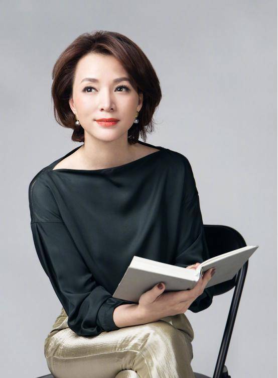 央视一姐董卿亲自示范:不穿旧衣服,留着头发,50岁就没有大妈的感觉了