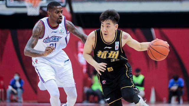 31岁的冯欣是一名身高1米82cm的后卫,在南京同曦和浙江广厦效力过8个