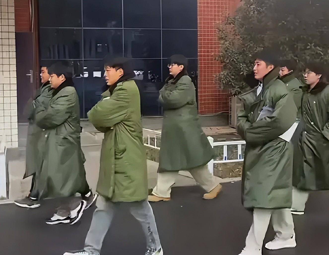 大学生流行穿军大衣,称实惠且耐用,羽绒服要哭晕,我招谁惹谁了_军装