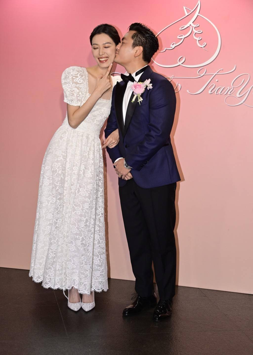 当天下午5时30分左右,王令尘,游天翼走出酒店大堂,与张艾嘉一起接受