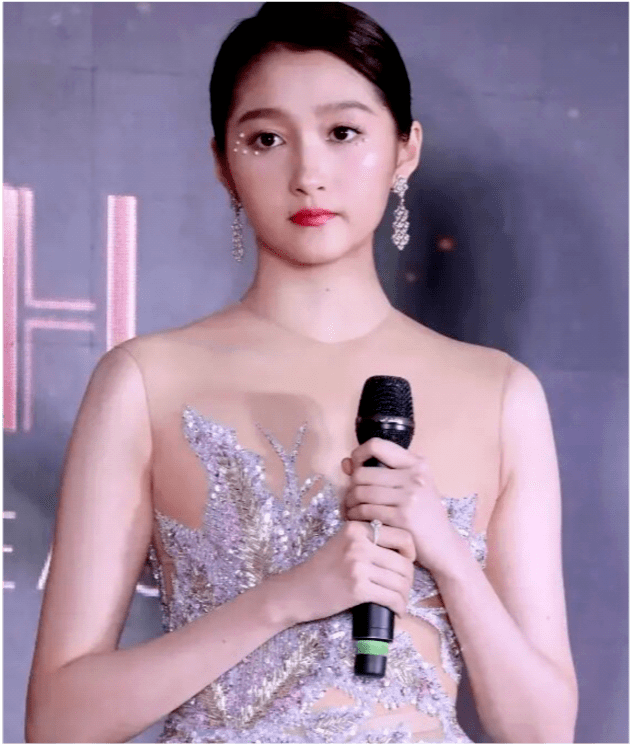 再加上关晓彤上半身的肉较多,穿露手臂的裙子时就会给人一种虎背熊腰