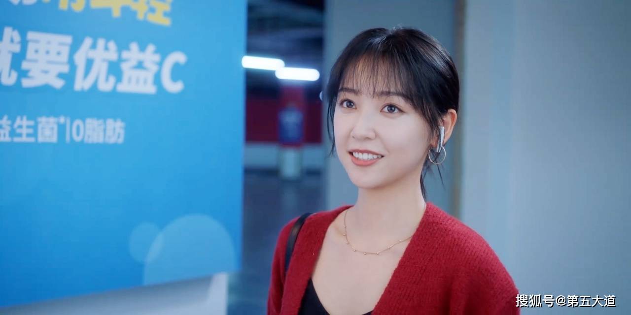 当25岁周也和27岁陈昊蓝站在一起,才明白什么叫气质和骨相_带着_角色