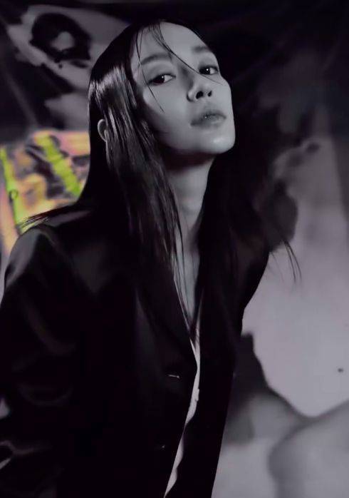 ""拍摄角度全是死亡角度!""连修图都糊了,这是想干什么?".