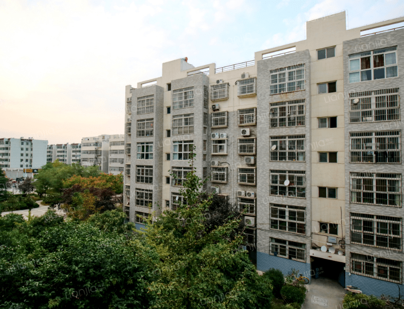 港务区新房2w ,一路之隔二手房5800 元/㎡?_西航花园_小区_板块