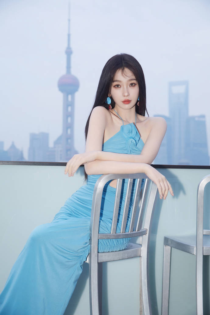 虞书欣新造型大胆展现又纯又欲的时尚魅力!清新时尚又迷人!