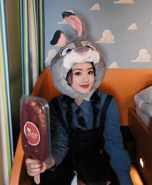 赵丽颖罕晒与儿子合照,4岁想想依偎妈妈身上玩耍,乖巧又可爱_冯绍峰