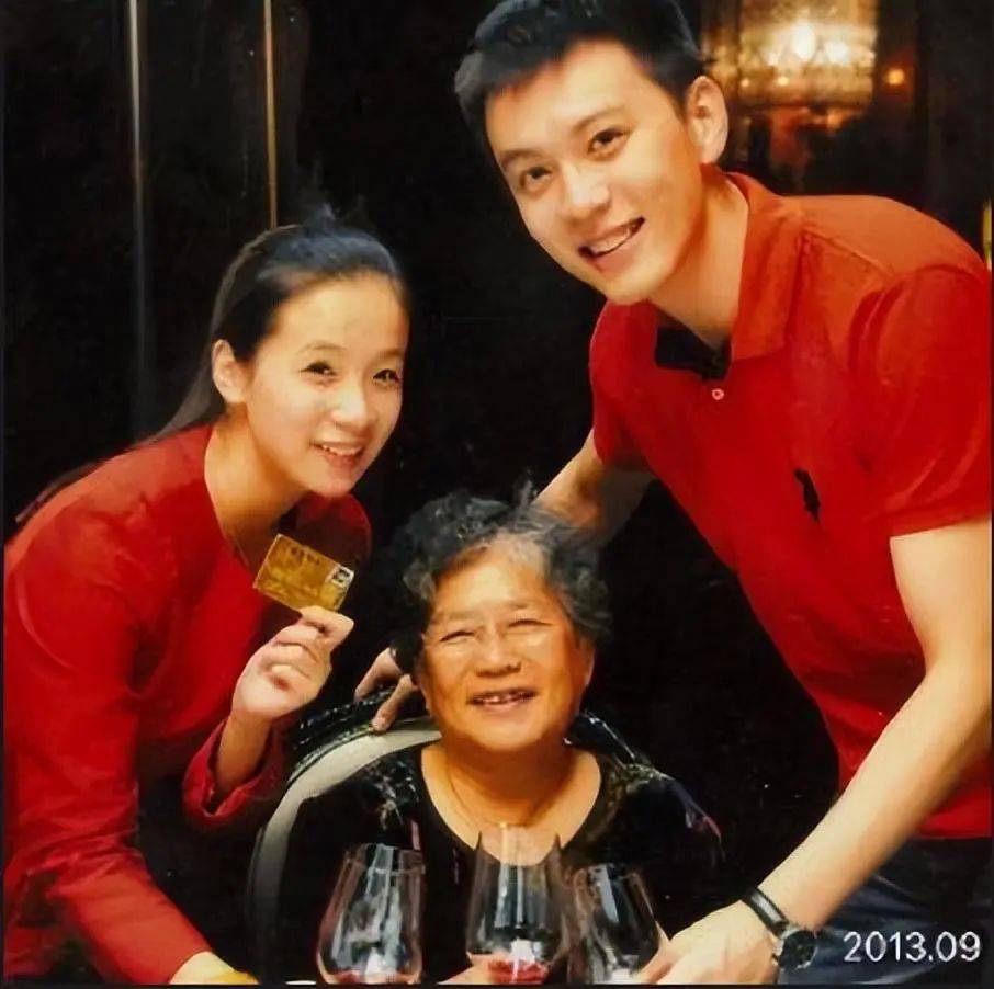 唐佳良的父亲是盼盼集团沈阳分公司的老总,她是典型的白富美.