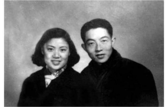 平淡美满的一生秦文与邓蜀生结婚后育有一子一女,女儿邓星,女婿汪嘉伟